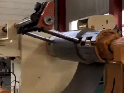 LNCF6-1600三機(ji)一體(ti)高配(pei)型精(jing)密型(xing)料架(jia)矯直(zhi)送料(liao)機