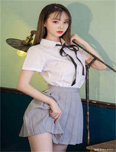 向天真的女生投降